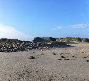 Blick zum Bunker vom Strand