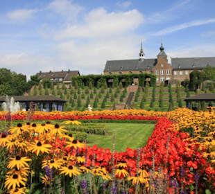 Klostergarten mit Blick auf das Kloster
