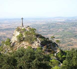 Der Kalvarienberg ist der kleinere der 2 Gipfel