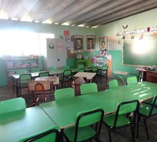 Schule im Zuckerrohr Dorf