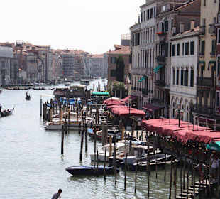 Gondoliere bevölkern die Stadt