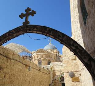 Blick auf die Grabeskirche von der Via Dolorosa