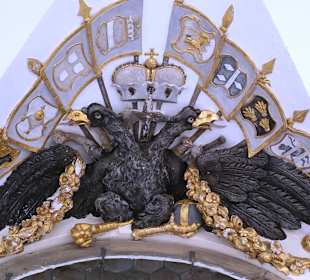 Am Eingang zum Schloss