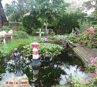 Schöner Garten mit zahlreichen Windmühlen