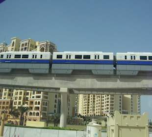 Metro durch den Atlantis-Park