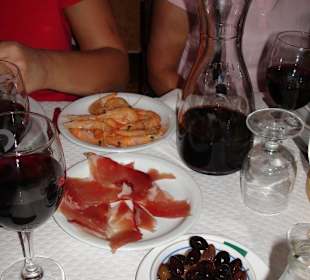 Zwei der Gänge Schinken, Oliven und Gambas