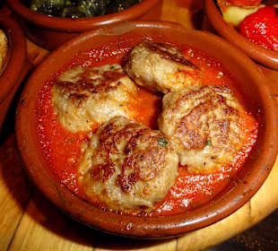 Party-Frikadellen in Tomaten-Sugo
