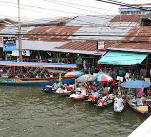 Boote an der Brücke