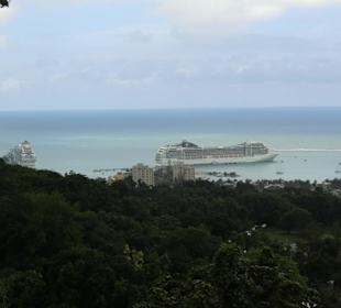 Die Poesia im Hafen von Ocho Rios