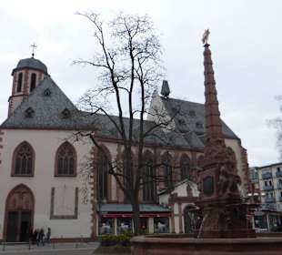 Liebfrauenkirche mit Brunnen am Liebfrauenberg