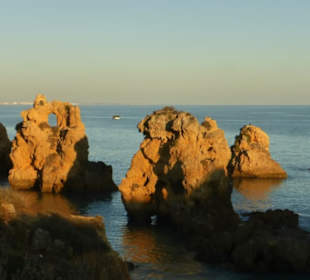 Praia dos Arrifes mit bizzarer Felsenküste
