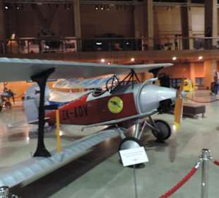 Militär und Zivilflugzeuge in einer Halle