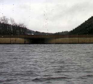 Hauptstaumauer von der Seeseite