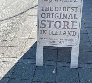 Vor dem Buchladen „Bræðurnir Eyjólfsson“
