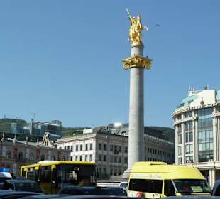 St-Georg-Statue und links das Rathaus