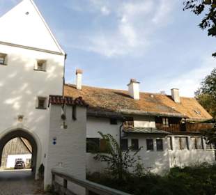 Erstes Burgtor mit Brücke