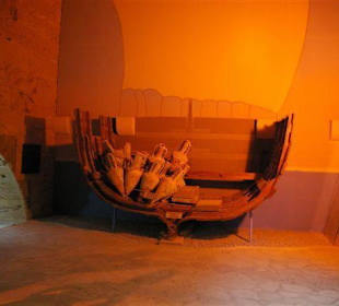 Modell eines Schiffes mit Tonkrügen