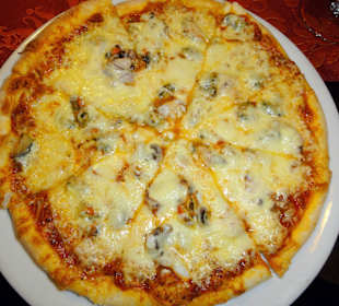 Pizza mit Meeresfrüchten aus dem Lehmofen