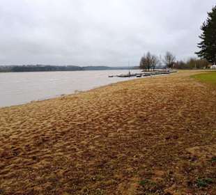 Breiter langer Sandstrand