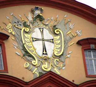 Ganz oben das Wappen