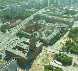 Dahinter Nikolaiviertel & Nikolaikirche
