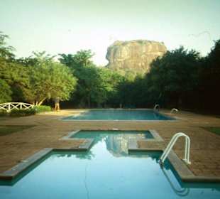 Blick vom Hotelpool zum Sigiriya Felsen
