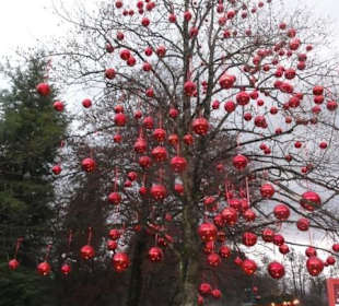 Rote Kugeln überall