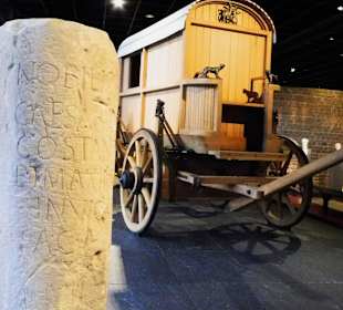 Römischer Wagen mit Wegweiser