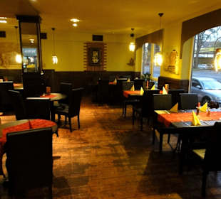 Blick in das abendliche Restaurant