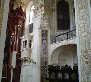Dekoration von Pfeilern und Bögen