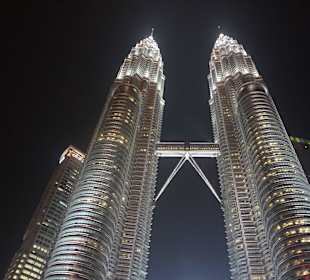 Twin Towers bei Nacht