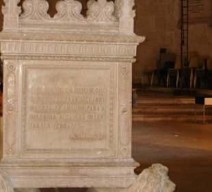 Sarkofg w klasztorze