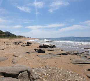 Strand mit Felsen und Sand