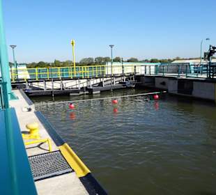 Blick auf das Schleusentor der neuen Schleuse