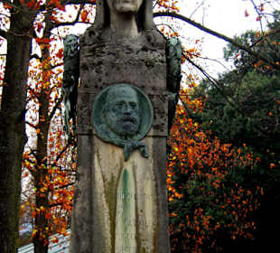Steinfigur am Ufer