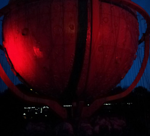 Das Kettenkarussell bei Nacht