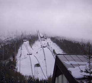 Blick zu den verschneiten Schanzen