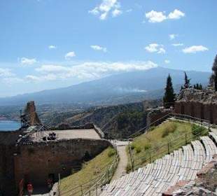 Widok na Etnę z Teatru Greckiego, Taormina