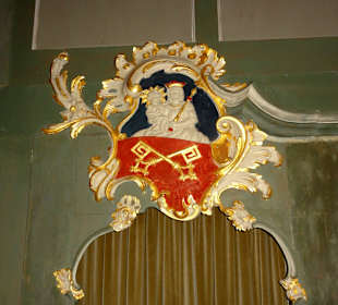 Wappen über den Zugängen zur Kanzel