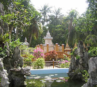 Im Garten vom Tempel Vina Trang.