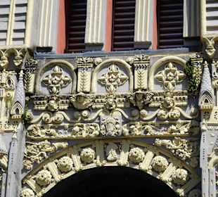 Details vom Turm der Église de Sainte-Anne