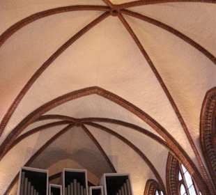 Deckengewölbe mit Orgel