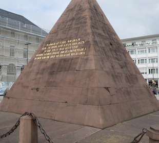 Bei einer Stadtbesichtigung von Karlsruhe
