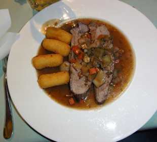 Rindsbraten mit Gemüse und Kroketten