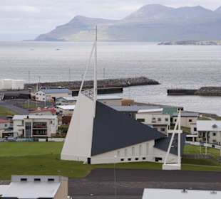 Ólafsvíkurkirkja und Blick auf den Hafen Ólafsvík