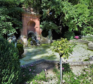 Am kleinen Rosengarten des Hofgartens
