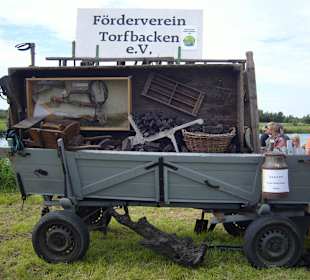 Auf dem Wagen sind die gesammelten Geräte !