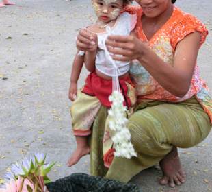 Diese Frau verkauft Jasminblütenketten und Blumen 
