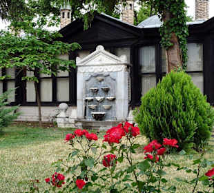 Lebensbrunnen im Garten des Mevlana Museums