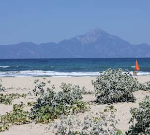 Sandstrand von Sarti mit Blick auf den Berg Athos
